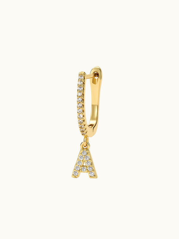 Pave Single Initial Huggie Ohrringe