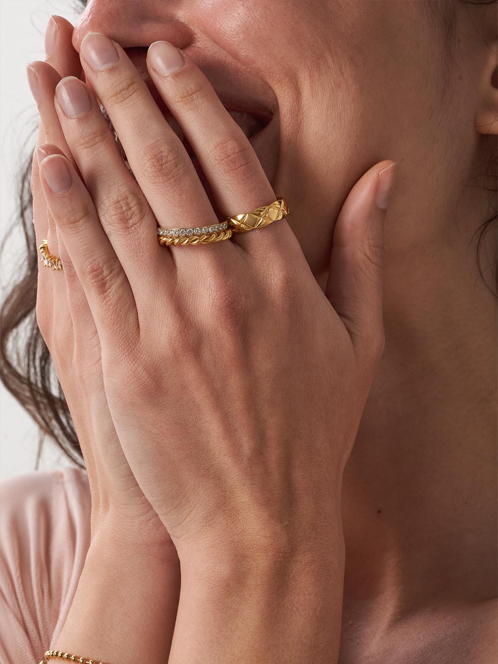 Elegant Crisscross Gold Ring